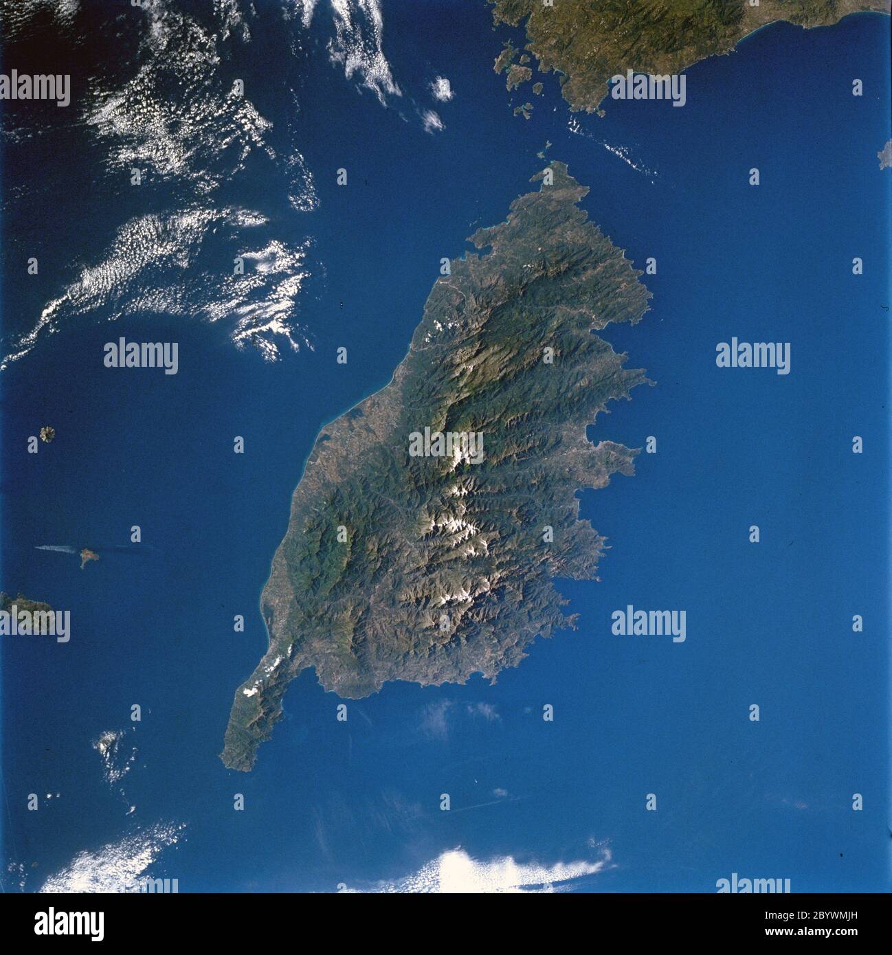 (15-24 maggio 1997) --- questa immagine di 70mm dell'isola di Corsica è stata fotografata dallo Space Shuttle Atlantis durante la missione STS-84. Luogo di nascita di Napoleone Bonaparte, la Corsica è la quarta isola più grande (dopo la Sicilia, la Sardegna e Cipro) del Mediterraneo. Due terzi dell'isola è montagnosa con la maggior parte della popolazione (1990-249, 737) che vive sulla costa orientale (la 'maniglia sull'isola punta a nord). Il francese è la lingua ufficiale. Foto Stock