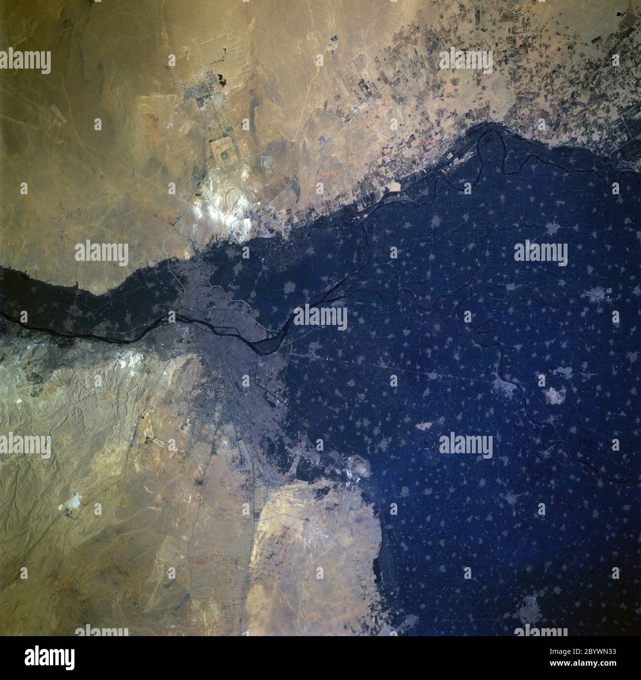 (12-22 gennaio 1997) --- i membri d'equipaggio, come gli astronauti 30 anni fa, hanno trovato il fiume Nilo e il suo cospicuo delta un irresistibile obiettivo fotografico dallo spazio, in questo caso dalle finestre a soffitto dello Space Shuttle Atlantis. La maggior parte delle persone che vivono in Egitto risiede nella città del Cairo. Una delle terre più intensamente coltivate al mondo, il delta del Nilo può vantare alcuni dei più alti livelli di salinità del suolo, oltre ad essere uno dei più alti utilizzatori di fertilizzanti. La maggior parte dei terreni arabili dell'Egitto si trova nel delta. Foto Stock