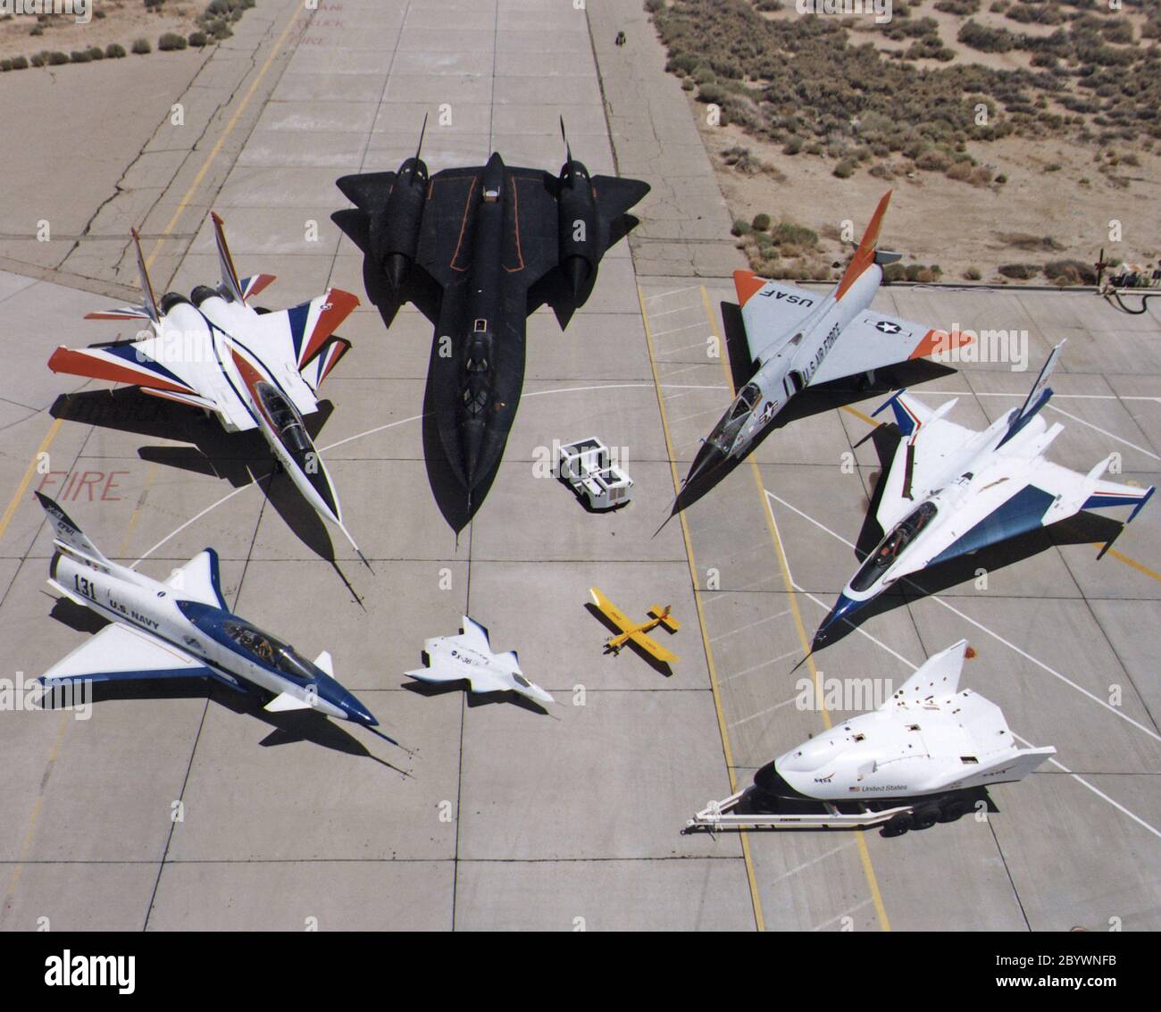 Una collezione di aerei di ricerca della NASA sulla rampa del Dryden Flight Research Center nel luglio 1997: X-31, F-15 ACTIVE, SR-71, F-106, F-16XL Ship n. 2, X-38, radio Controlled Mothership e X-36. Foto Stock