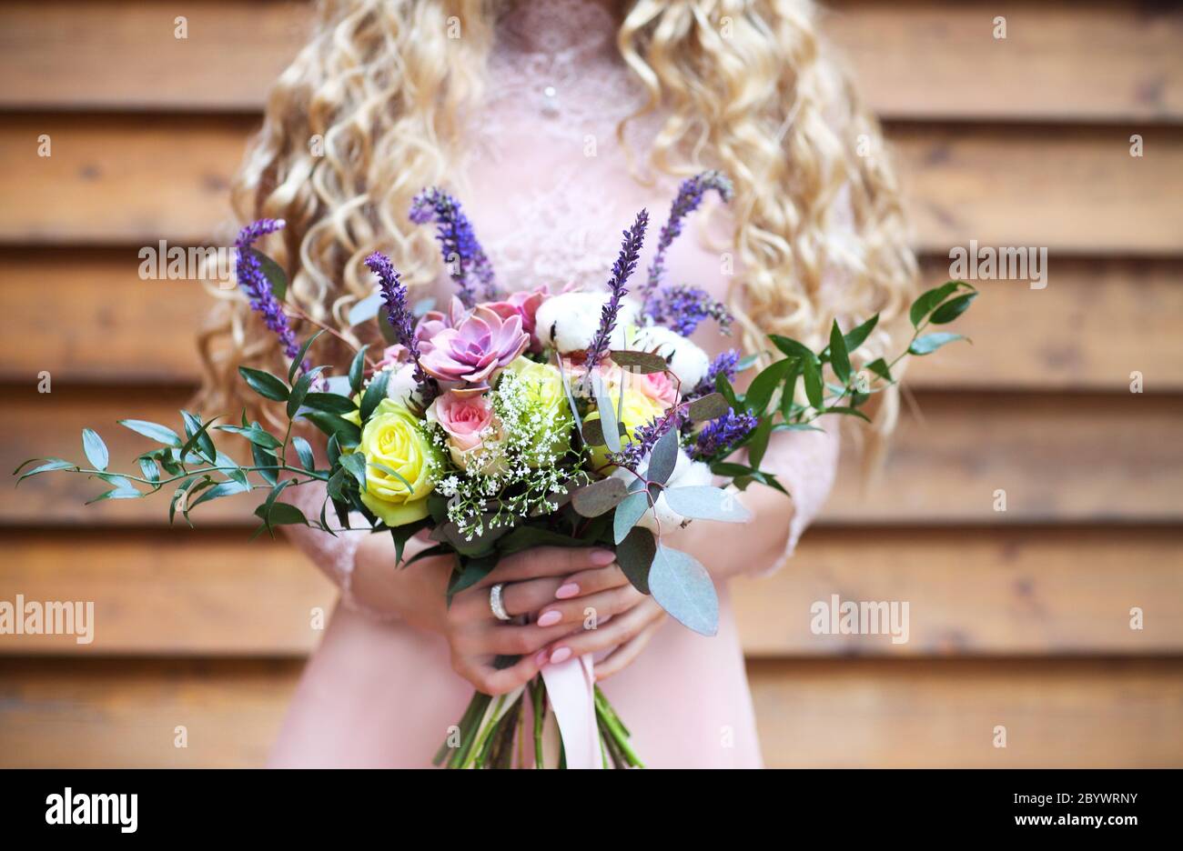 Sposa tenendo il mazzo di nozze con fiori di succulente Foto Stock