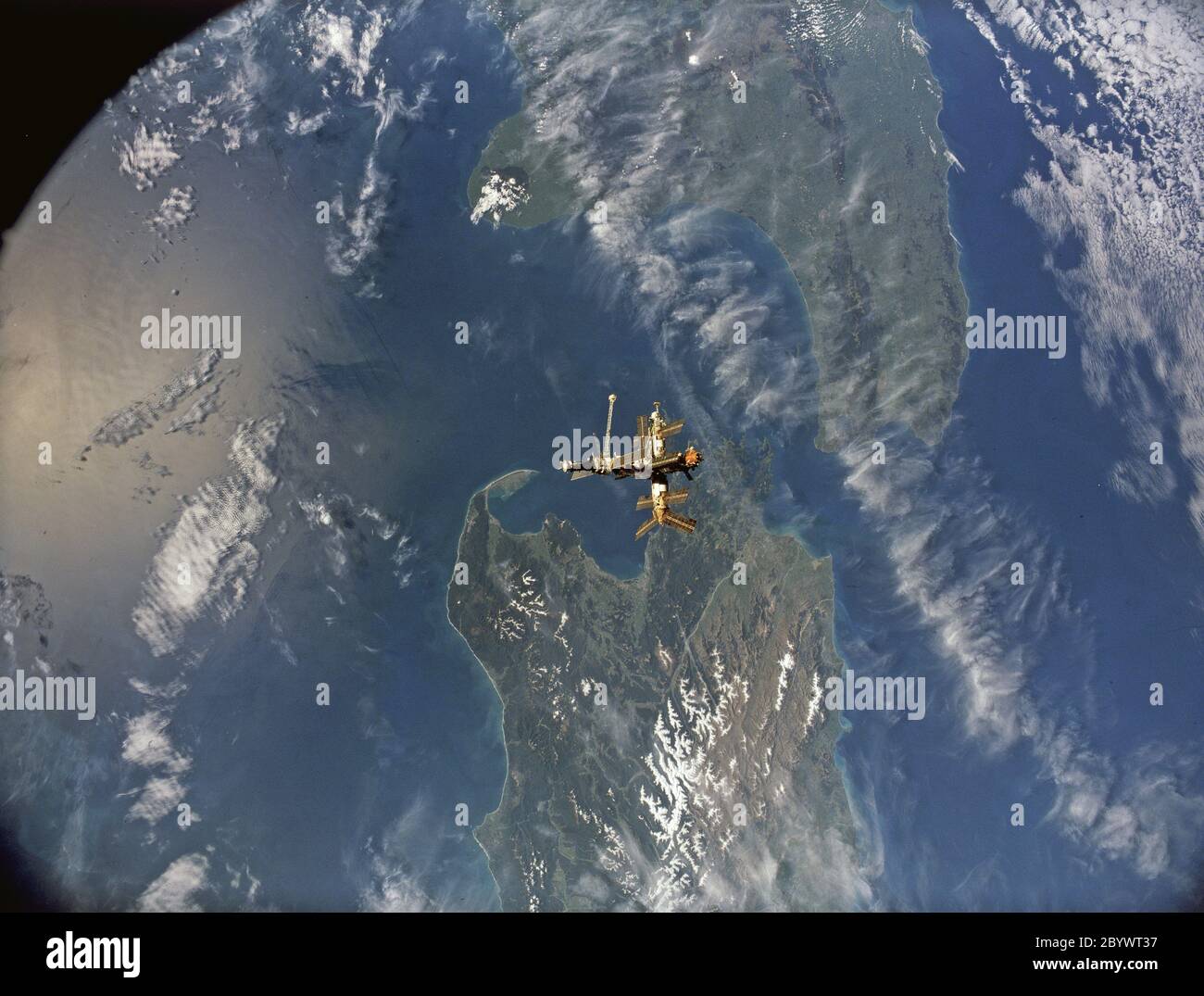 STS079-S-105 (16-26 settembre 1996) --- dopo lo sgancio dalla navetta spaziale Atlantis, la Stazione spaziale Mir della Russia è retrocessa su parti di entrambe le isole principali della Nuova Zelanda in questa cornice di movimento. Monte Egmont e Cook Strait sono caratteristiche geologiche che possono essere facilmente delineate nell'immagine. Durante la missione STS-79, l'equipaggio ha utilizzato una telecamera IMAX per documentare le attività intraveicolari (IVA) a bordo dello Space Shuttle Atlantis e dei vari moduli Mir, nonché per registrare sia le attività di attracco che di sgancio attraverso le finestre di Atlantis. La NASA ha fatto volare sistemi di telecamere IMAX su molti Shu Foto Stock