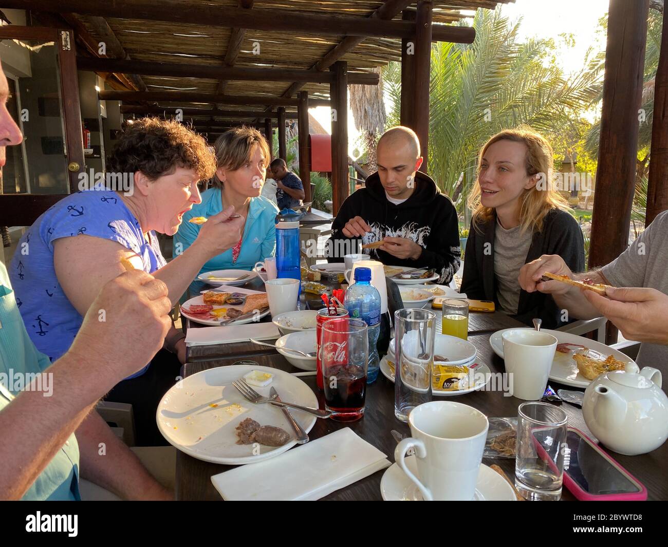 Viaggiatori che hanno un pasto dopo un lungo viaggio , Kgalagadi, Sud Africa Foto Stock