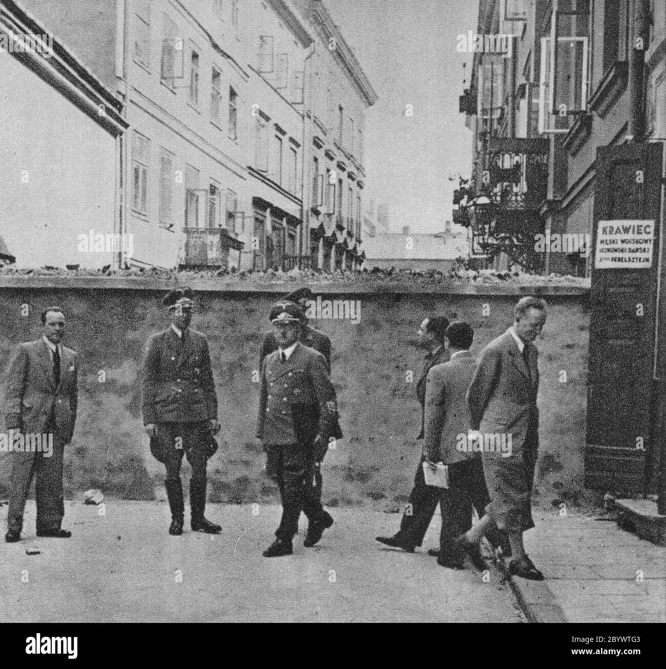 I frattali tedeschi accanto al muro del ghetto di Varsavia ca. 1941 Foto Stock