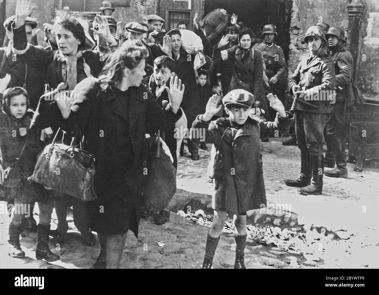 Ebrei polacchi catturati dai tedeschi durante la soppressione dell'rivolta del ghetto di Varsavia (Polonia) - Foto dal rapporto Jürgen Stroop a Heinrich Himmler dal maggio 1943. Foto Stock