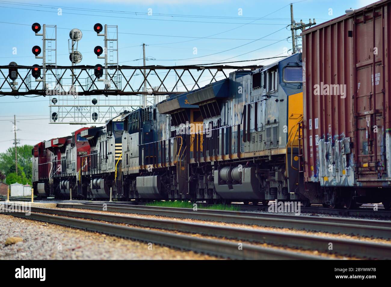 Franklin Park, Illinois, Stati Uniti. Un paio di locomotive canadesi Pacific Railway aiutate da tre unità off-Road bordo di un treno misto merci. Foto Stock