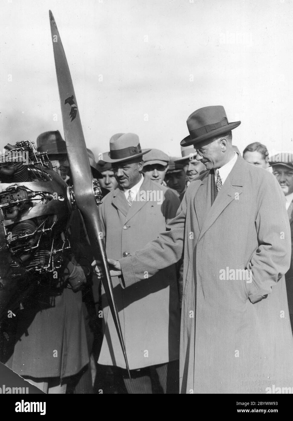 Ministro delle Comunicazioni Alfons Kühn (2 a destra) e Sindaco di Varsavia Zygmunt Słomiński (1 a destra) in aereo durante il 3° Concorso Nazionale Avionette di Varsavia ca. 1930 Foto Stock