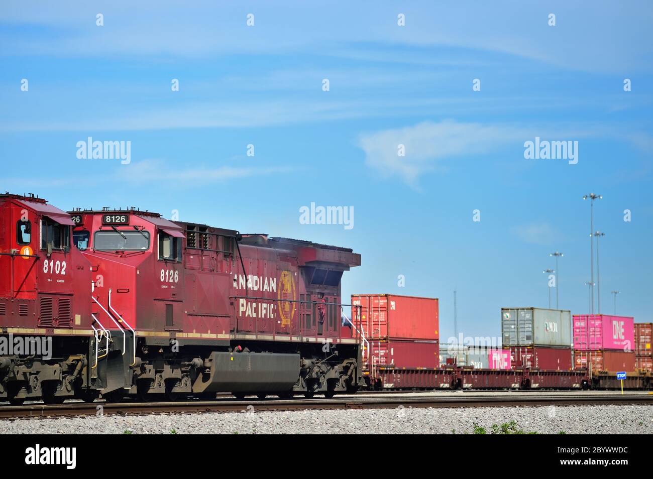 Franklin Park, Illinois, Stati Uniti. Locomotive canadesi Pacific Railway che shunting le automobili intermodali di trasporto nel Bensenville Yard della ferrovia. Foto Stock