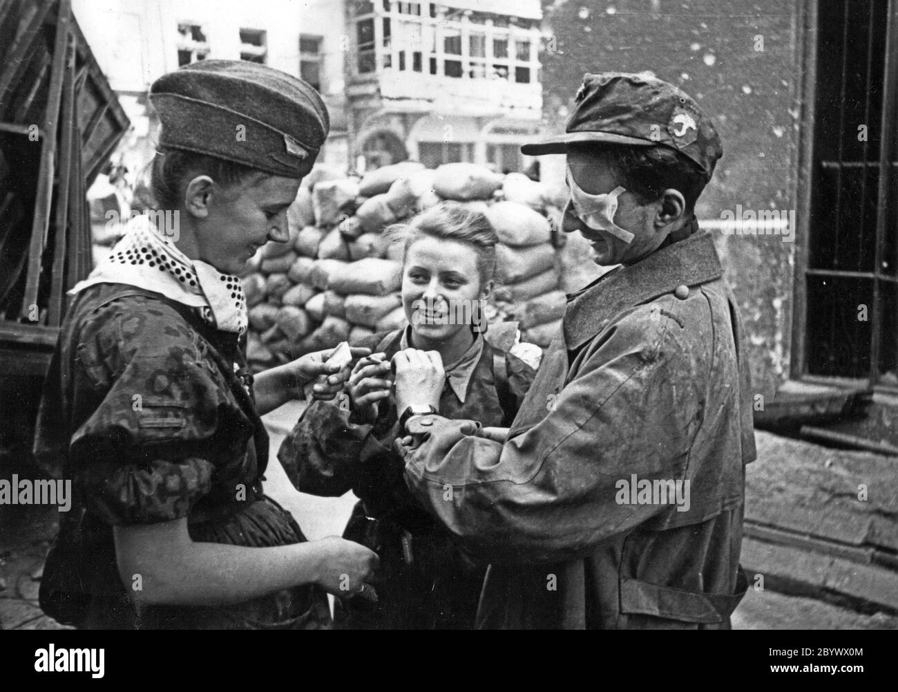 Insurrezione di Varsavia: Due medici e un soldato (a destra) dal battaglione 'Parasol' dopo essere uscito dalle fogne in Warecka Street vicino a Nowy Świat (distretto di Śródmieście nord). Nel centro Maria Stypułkowska-Chojecka 'Kama'. Sulla destra Krzysztof Palester 'Krzych' ca. 1° settembre 1944 Foto Stock