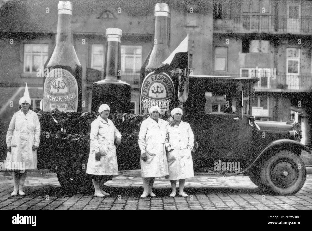 La pubblicità di strada della birra Lviv installata sulla vettura è stata presentata in occasione della Fiera Orientale. Questa grande fiera internazionale si è svolta a Lviv dal 1921 sul sito dell'ex Mostra Nazionale Generale (1894), nella parte alta del Parco Stryjski. Pubblicità di questo tipo, come i viaggi attraverso le strade cittadine dei dipendenti dell'azienda con campioni di produzione, sono stati utilizzati anche dalle società di pasticceria Höflinger e 'Brankaa', dalla Joint Stock Company Browar, dalla fabbrica di conservieri di Rucker e da altre. Foto Stock