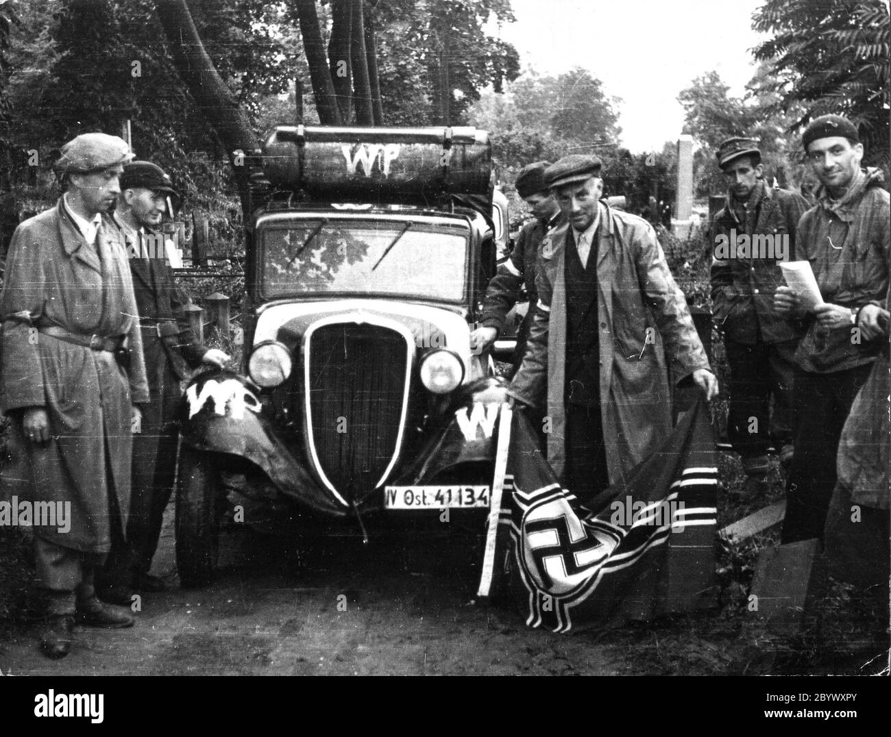 Primi giorni di insurrezione di Varsavia , Alfons Kotowski 'Okon' maggiore nella Varsavia occidentale, 1 agosto 1944 Foto Stock