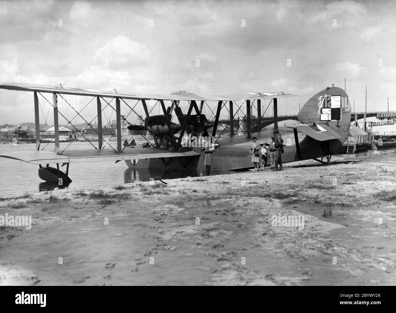 Idrovolante Latham 43 HB3 Squadron dell'aviazione marittima sulla spiaggia 'Poniatówka' sulla Vistola a Varsavia. Sulla destra è visibile il ponte Poniatowski ca. 1930 - il Latham 43 era un bombardiere di barche volanti costruito in Francia negli anni venti per il servizio con la marina francese Foto Stock
