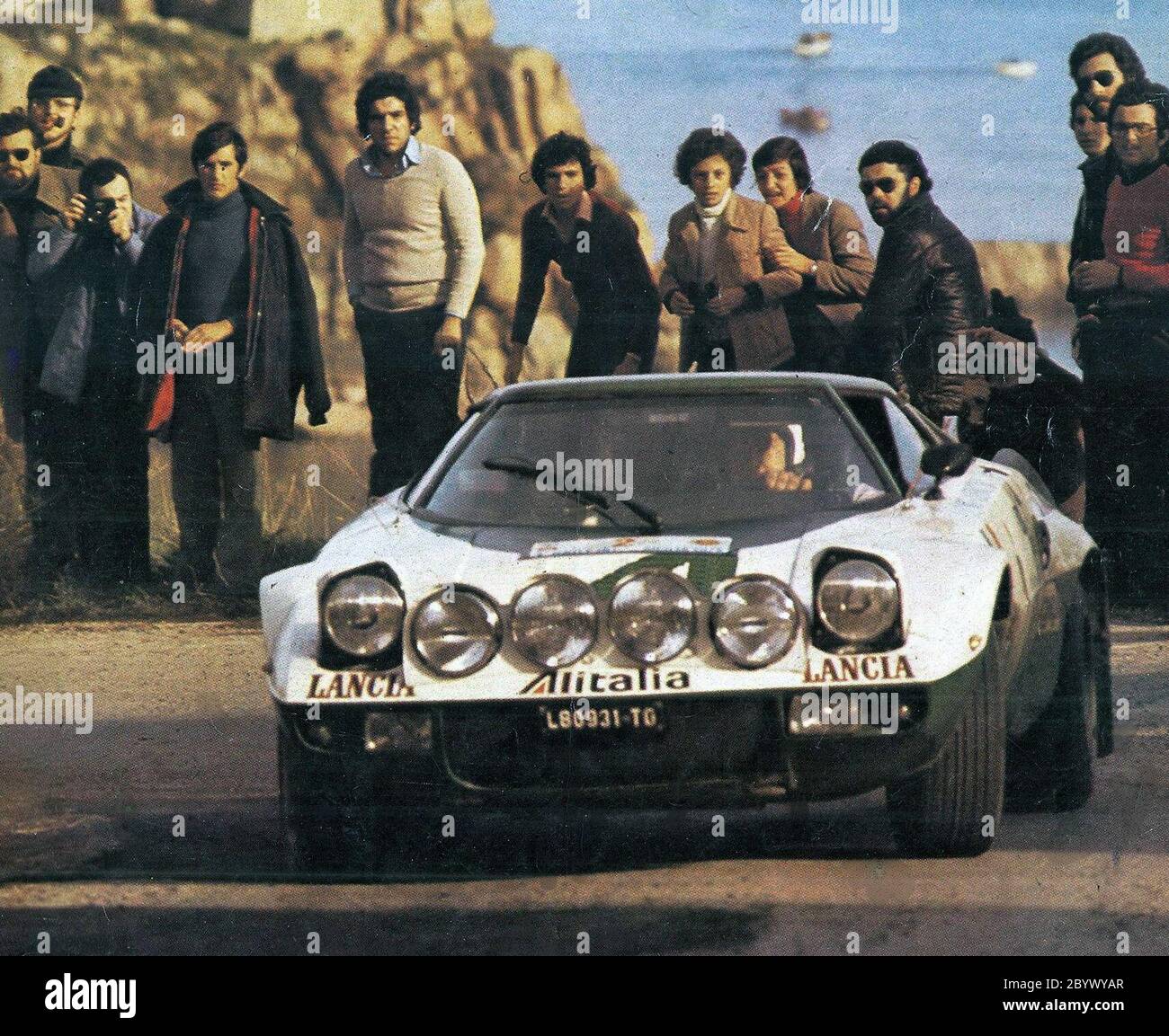 Il pilota italiano Raffaele 'Lele' Pinto e il suo co-pilota Arnaldo Bernacchini su una Lancia Stratos HF (Gruppo 4) hanno sponsorizzato Alitalia a Ferla tappa speciale valida per il Rallye Sicilia 1975 (Palermo - Cefalù), Campionato Italiano Rally ca. Marzo 1975 Foto Stock