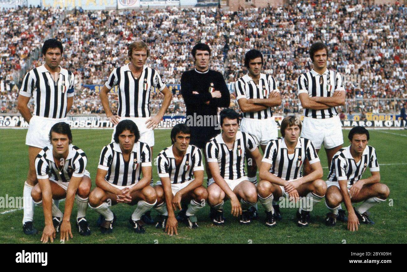 Bologna (Italia), Stadio comunale, 24 settembre 1972. Una line-up di Juventus F.C. ha portato in campo nella vittoria in via contro Bologna F.C. (2-0), giorno 1 della Lega Italiana 1972–73 Serie A. da sinistra a destra, in piedi: S. Salvadore (capitano), F. Morini, D. Zoff, A. Cuccureddu, L. Spinosi; accovacciati: F. Capello, F. Causio, P. Anastasi, R. Bettega, G. Marchetti, G. Furino. Foto Stock