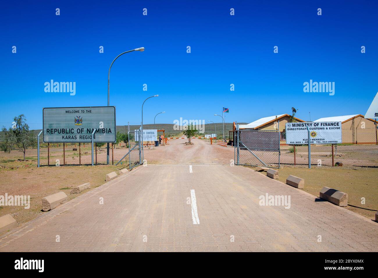 Un posto di controllo di frontiera al confine tra Namibia e Sudafrica , Hakskeenpan, Sudafrica Foto Stock