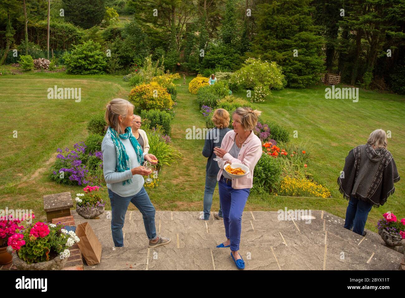 Donne mature alla riunione del randello del libro durante il tempo di covid19 La distanza sociale nel sud dell'Inghilterra UK Foto Stock