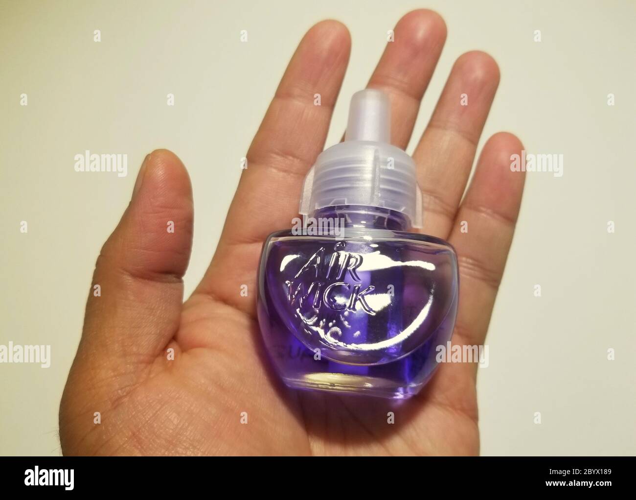 Wilmington, Delaware, U.S.A - 17 novembre 2019 - tenere un deodorante per ambiente essenziale di lavanda Air Wick Foto Stock