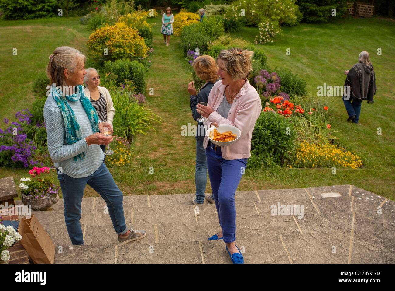 Donne mature alla riunione del randello del libro durante il tempo di covid19 La distanza sociale nel sud dell'Inghilterra UK Foto Stock
