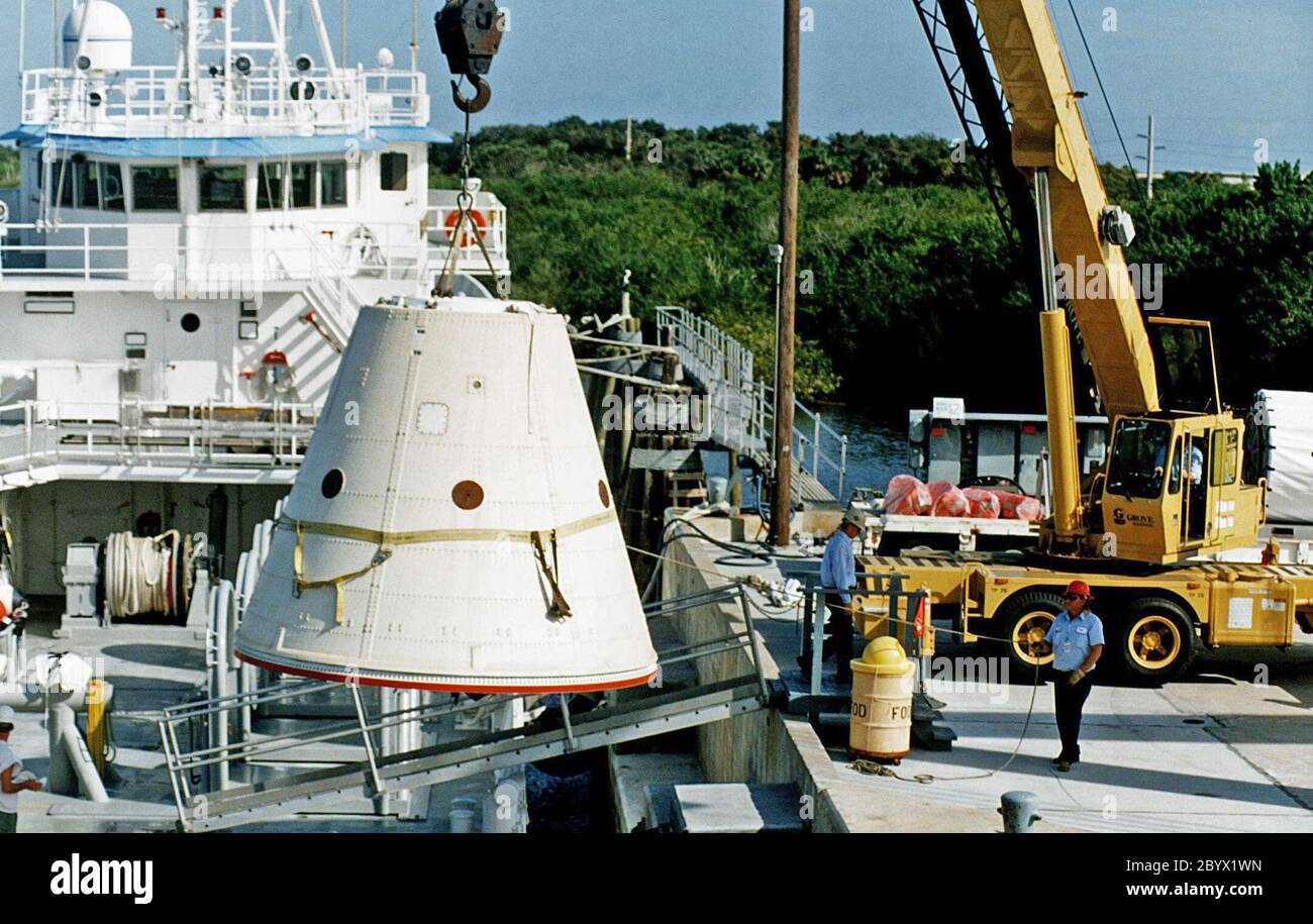 KENNEDY SPACE CENTER, FLA. -- il tronco di un gruppo gonna anteriore di un booster solido esaurito (SRB) dal lancio STS-87 il 19 novembre è trasportato nell'area Hangar AF a Cape Canaveral Air Station. Hangar AF è un edificio originariamente utilizzato per il progetto Mercury, il primo programma spaziale con equipaggio degli Stati Uniti. Gli SRB sono i più grandi motori a propellente solido mai utilizzati e sono i primi progettati per il riutilizzo. Dopo il lancio di uno Shuttle, gli SRB vengono attratti in volo a due minuti, sette secondi. A sei minuti e 44 secondi dopo il liftoff, gli SRB spesi, di circa 165,000 lb., hanno SL Foto Stock