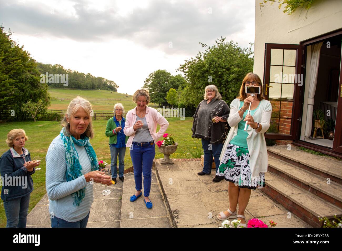 Donne mature alla riunione del randello del libro durante il tempo di covid19 La distanza sociale nel sud dell'Inghilterra UK Foto Stock