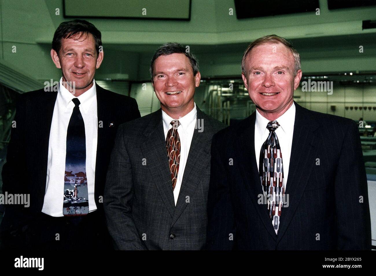 Roy D. Bridges Jr., il prossimo direttore di centro di KSC, a destra, si pone nella sala di cottura del Launch Control Center con due funzionari appaltatori principali al Kennedy Space Center durante il lancio STS-82 di Discovery sulla seconda missione di assistenza del telescopio spaziale Hubble. Da sinistra, Michael J. McCulley, vice presidente e program manager associato per le operazioni di terra per United Space Alliance presso KSC, e Bruce Melnick, vice presidente di McDonnell Douglas Space and Defense Systems-KSC. Bridges è stato insignito di diventare il settimo direttore centrale del KSC il 2 marzo, succedendo a Jay F. Honeycutt Foto Stock