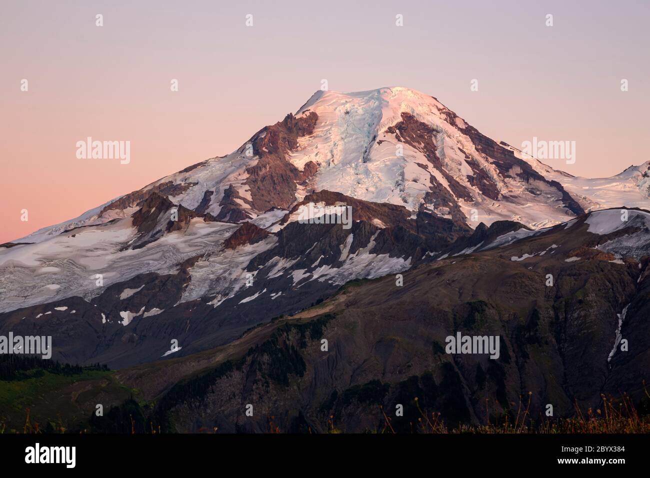 WA16661-00...WASHINGTON - Dusk a Mount Baker da Skyline divide in Mount Baker Wilderness nel Mount Baker - Snoqualmie National Forest. Foto Stock