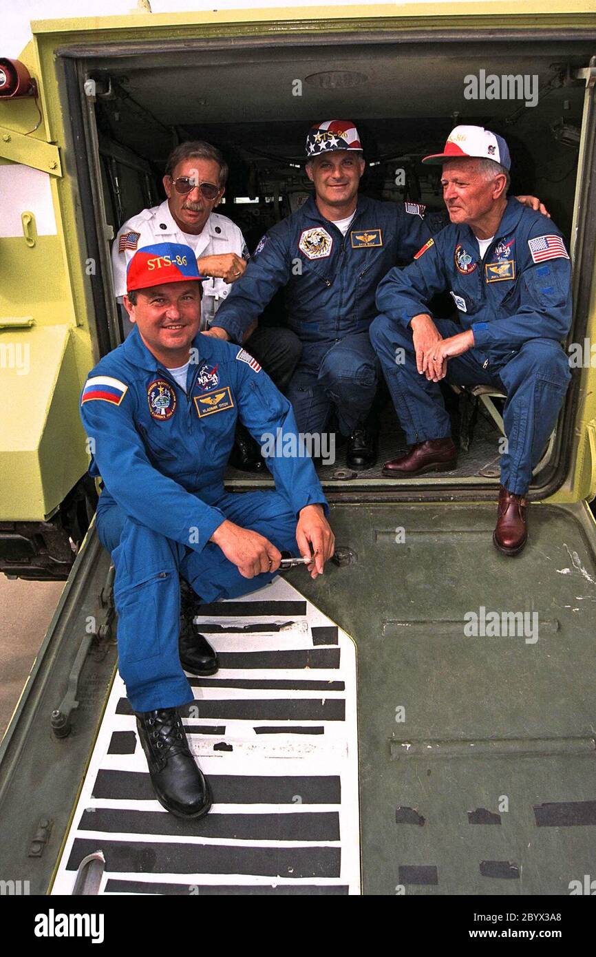 I membri dell'equipaggio STS-86 possono salire e imparare a utilizzare un carrier di personale M-113 corazzato come parte degli esercizi di formazione durante il Terminal Countdown Demonstration Test (TCDT), una prova di abbigliamento per il lancio. George Hoggard, nella parte posteriore a sinistra, un ufficiale di addestramento con i servizi di fuoco di KSC, fornisce questa parte della formazione agli specialisti di missione David A. Wolf, alla destra di Hoggard; Jean-Loup J.M. Chretien dell'Agenzia spaziale francese e Vladimir Georgievich Titov, in primo piano, dell'Agenzia spaziale russa. STS-86 sarà il settimo attracco dello Space Shuttle con la Stazione spaziale Russa mi Foto Stock