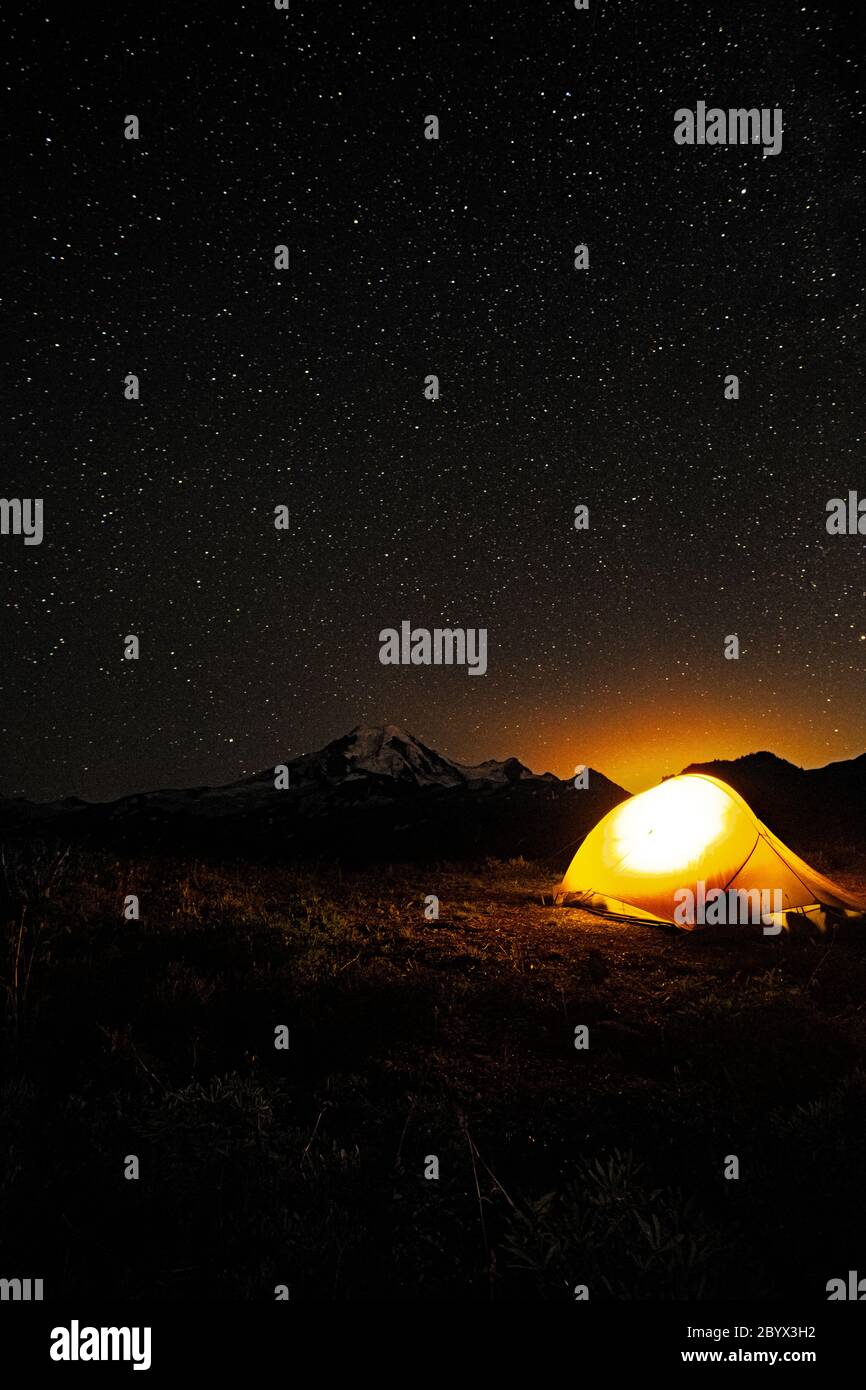 WA16662-00...WASHINGTON - Notte al campeggio sulla Skyline divide nella zona di Mount Baker Wilderness di Mount Baker - Snoqualmie National Forest. Foto Stock