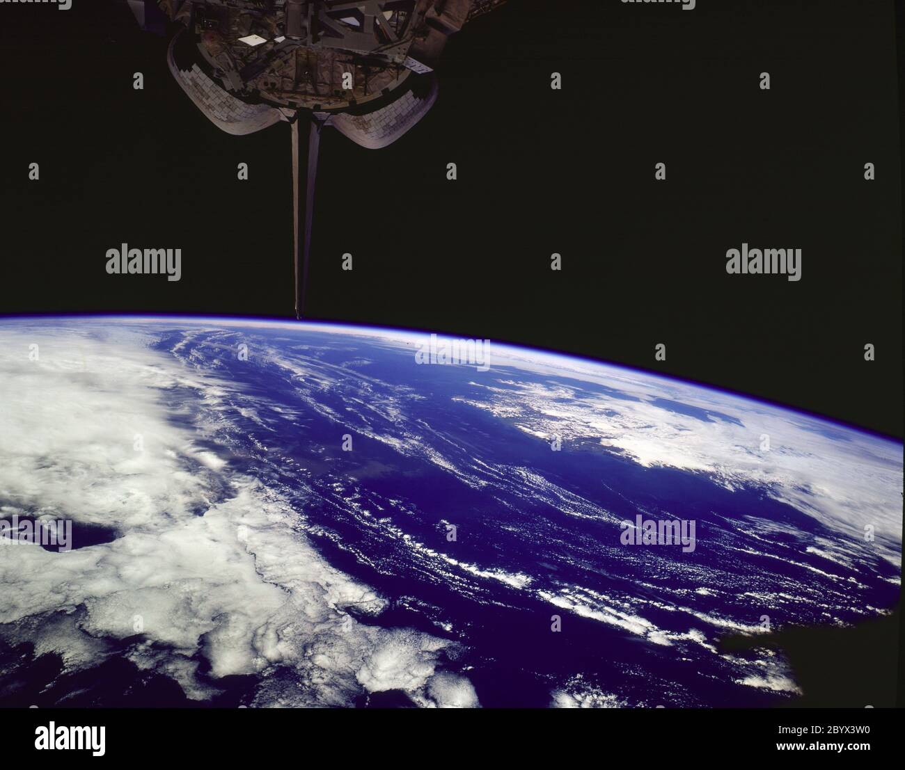 (7 - 19 agosto 1997) --- la costa meridionale dell'Islanda raramente vista può essere rilevata sotto nuvola, in alto a destra in questa vista spettacolare dall'aspetto occidentale. La capitale dell'Islanda, Reykjavik, si trova sul capo che proietta in questa prospettiva più a sinistra (cioè a sud-ovest). Lungo il margine sud-est (più vicino allo spettatore), il più grande icecap dell'Islanda, Vatnaj& 0154;kull, appare come una massa bianca con una trama diversa dalla nuvola di cumulo. Nel punto più vicino, la Groenlandia si trova a soli 170 miglia a nord-ovest dell'Islanda -- e sotto una lente a mano, centinaia di miglia della costa orientale della Groenlandia può essere visto Foto Stock