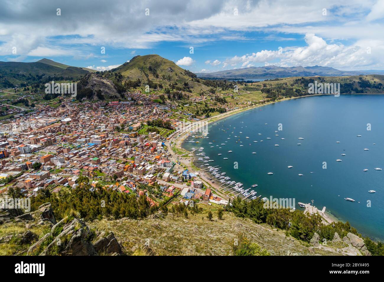 Copacabana, Bolivia, Vista panoramica sul lungomare e sul lago Titicaca Foto Stock