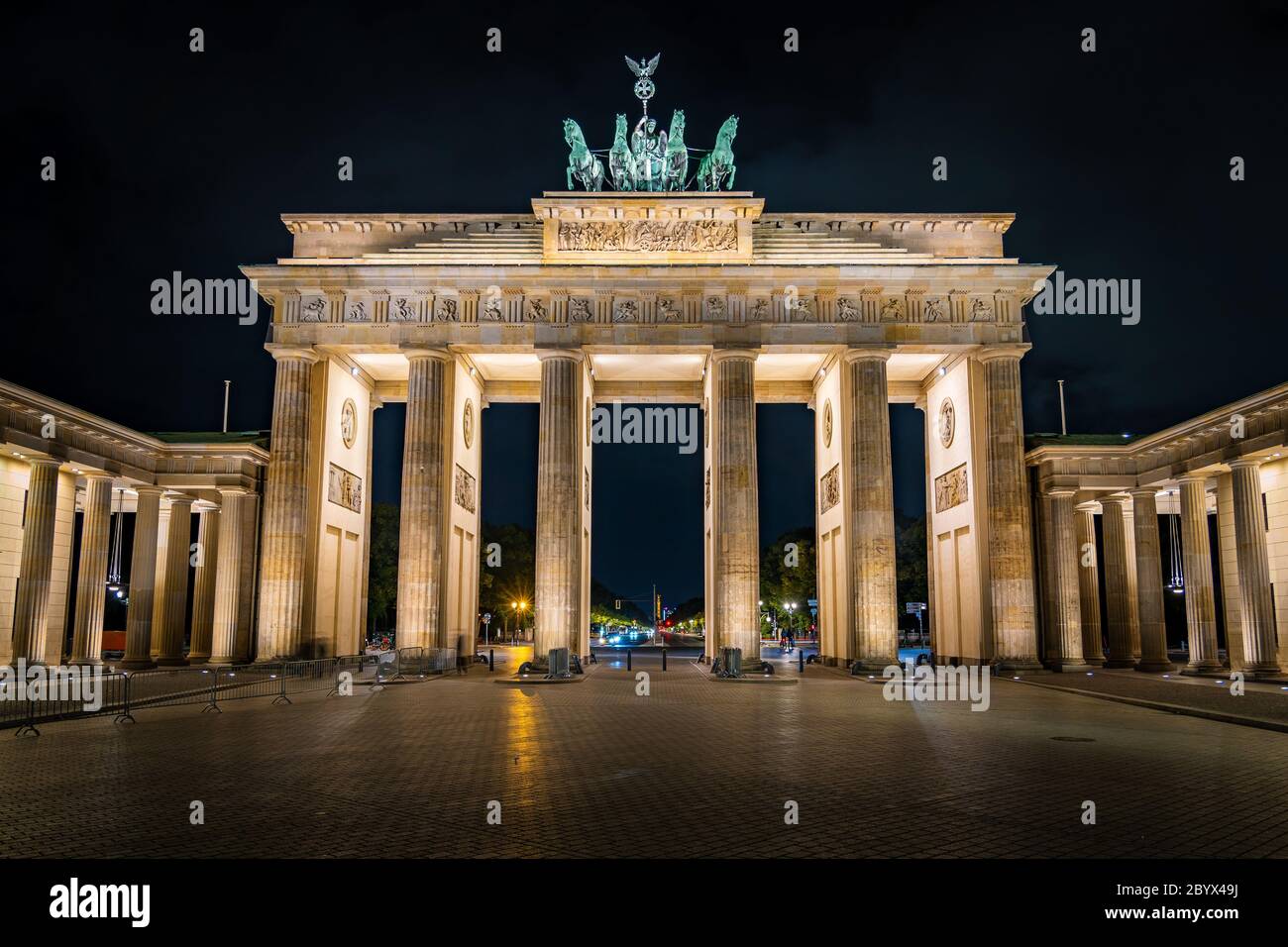 Berlino, Germania, punto di riferimento storico porta di Brandeburgo di notte Foto Stock