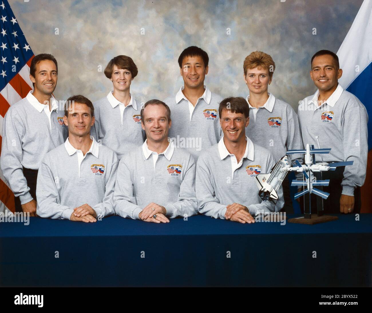 STS-84 RITRATTO EQUIPAGGIO: ANTERIORE L/R: LINENGER, JERRY; PRECOURT, CHARLES; FOALE, MICHAEL. INDIETRO L/R: CLERVOY, JEAN-FRANCOIS; COLLINS, EILEEN; LU, EDWARD; KONDAKOVA, ELENA; NORIEGA, CARLOS. Foto Stock