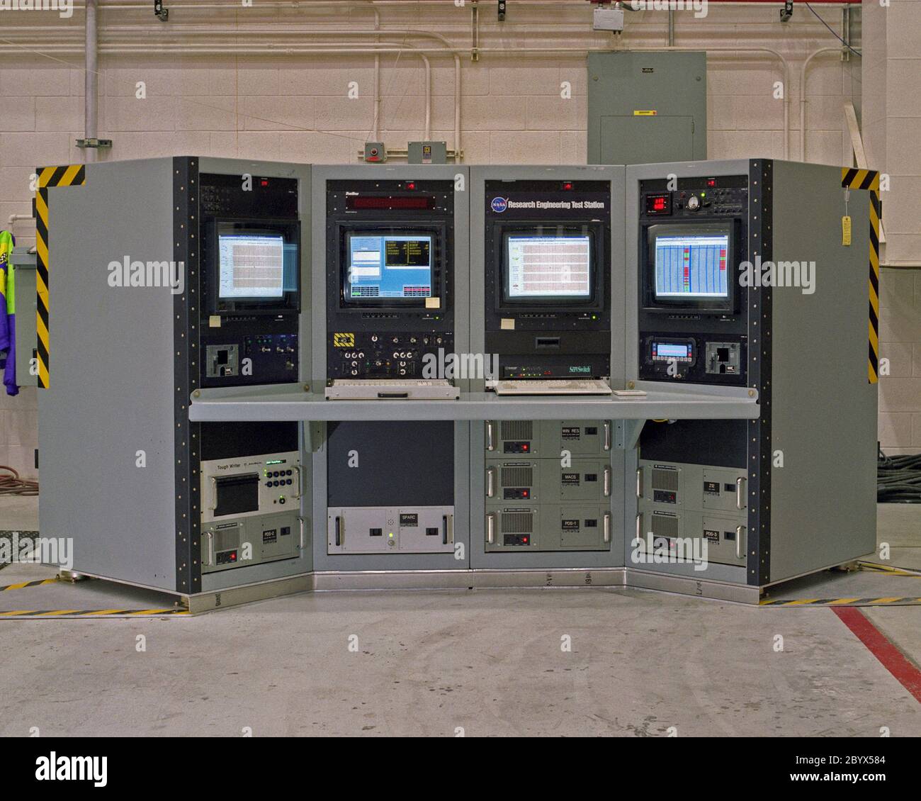 Questa console e il suo insieme di computer, monitor e apparecchiature di commmunicazione costituiscono la Research Engineering Test Station, il centro nevralgico per un esperimento aerodinamico condotto dal Dryden Flight Research Center della NASA, Edwards, California. L'apparecchiatura è stata installata su un jet liner Lockheed L-1011 Tristar modificato, gestito dalla Orbital Sciences Corp., di Dulles, va., per il progetto Adaptive Performance Optimization di Dryden. L'esperimento ha cercato di migliorare l'efficienza dei jetliner a lungo raggio utilizzando piccoli movimenti degli aleroni per migliorare l'aerodinamica dell'ala durante la crociera Foto Stock