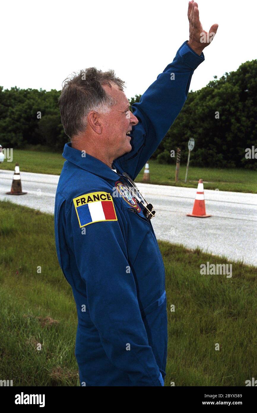 STS-86 Specialista Missione Jean-Loup J.M. Chretien dell'Agenzia spaziale Francese, CNES, ondeggia a familiari, amici e altri benavisti durante una breve visita al Launch Pad 39A il giorno prima del previsto Liftoff del 25 settembre dello Space Shuttle Atlantis. Questo sarà il terzo volo spaziale di Chretien, ma il suo primo sulla navetta. STS-86 è stato il settimo attracco dello Space Shuttle con la Stazione spaziale russa Mir Foto Stock