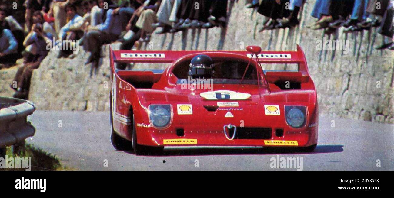 Provincia di Palermo (Sicilia), circuito stradale del piccolo Madonie, 13 maggio 1973. Il pilota italiano Andrea De Adamich su un'Alfa Romeo 33 TT/12 (S 3.0) di Autodelta S.p.A., sponsorizzato Shell/Carello, alla Targa Florio 1973 ca. 13 maggio 1973 Foto Stock