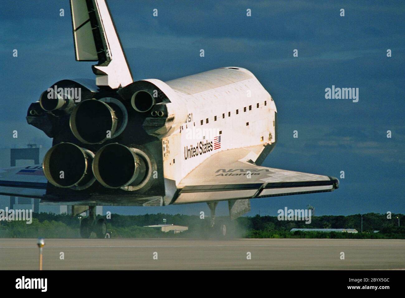 L'orbitante Atlantis della Space Shuttle si abbita sulla pista 15 del KSC Shuttle Landing Facility (SLF) per completare la missione STS-86 di quasi 11 giorni. La marcia principale è stata toccata alle 17:55:09 EDT del 6 ottobre 1997. Il tempo trascorso dalla missione non ufficiale al passaggio alla marcia principale è stato di 10 giorni, 19 ore, 20 minuti e 50 secondi. Le prime due possibilità di atterraggio di domenica sono state sventate a causa delle preoccupazioni del tempo. La 87a missione Space Shuttle fu il 40° atterraggio dello Shuttle al KSC. Domenica sera, il programma Space Shuttle ha raggiunto una tappa fondamentale: Il tempo totale di volo della navetta è passato al tw Foto Stock