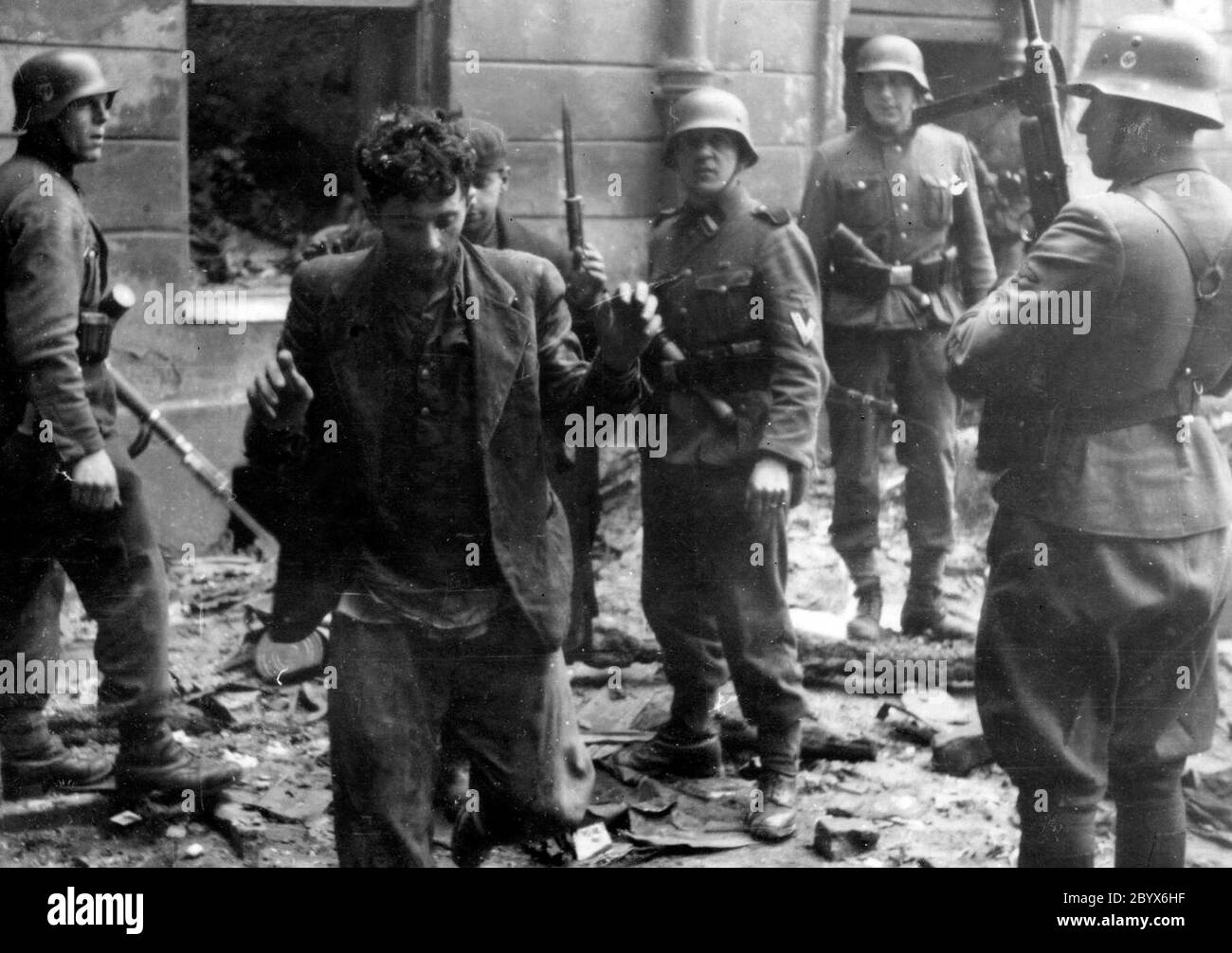Warsaw Ghetto Uprising- le truppe d'assalto delle SS catturano due combattenti della resistenza ebraica tirati da un bunker durante la soppressione della rivolta del ghetto di Varsavia ca. 1943 Foto Stock