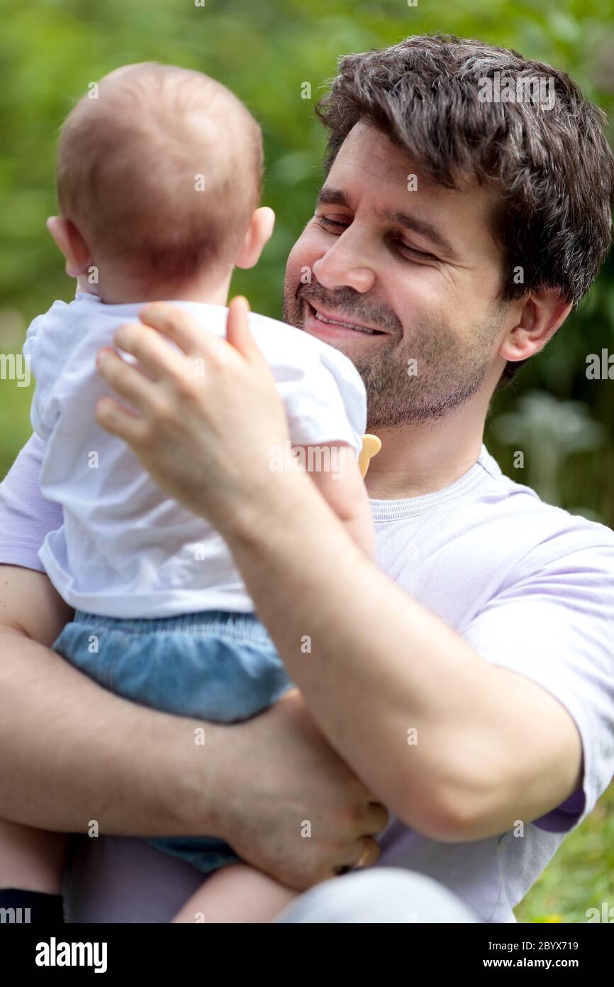 Padre amorevole che porta il suo bambino Foto Stock