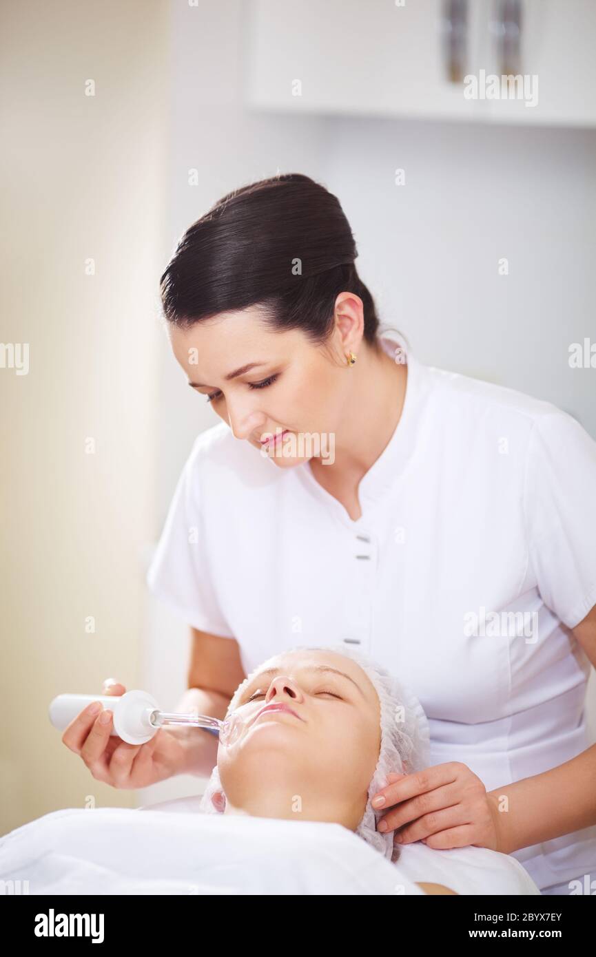 Donna sotto anti-invecchiamento della terapia in un trattamento di bellezza salon Foto Stock