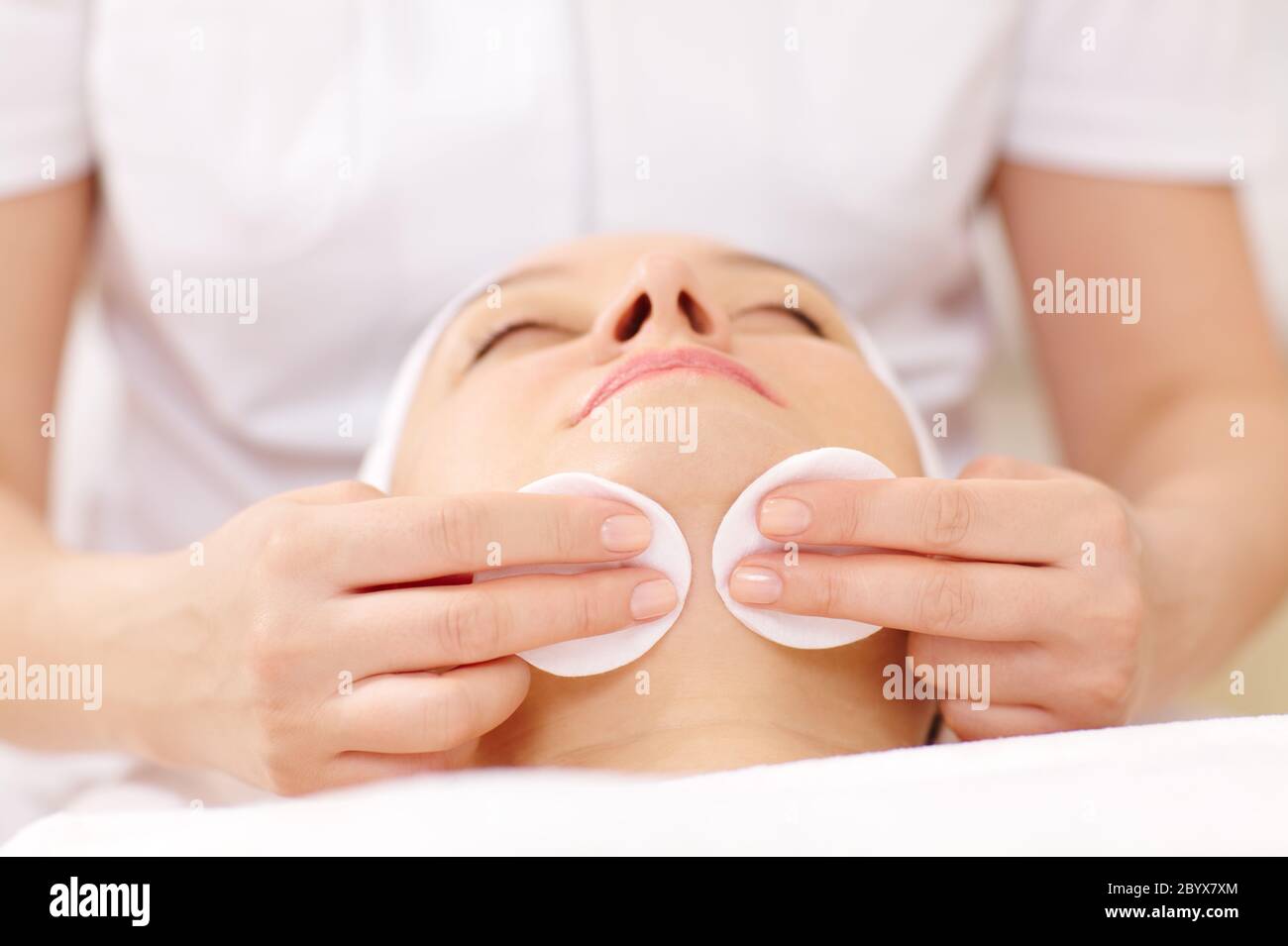 Cosmetico faccia pulizia utilizzando tamponi di cotone Foto Stock