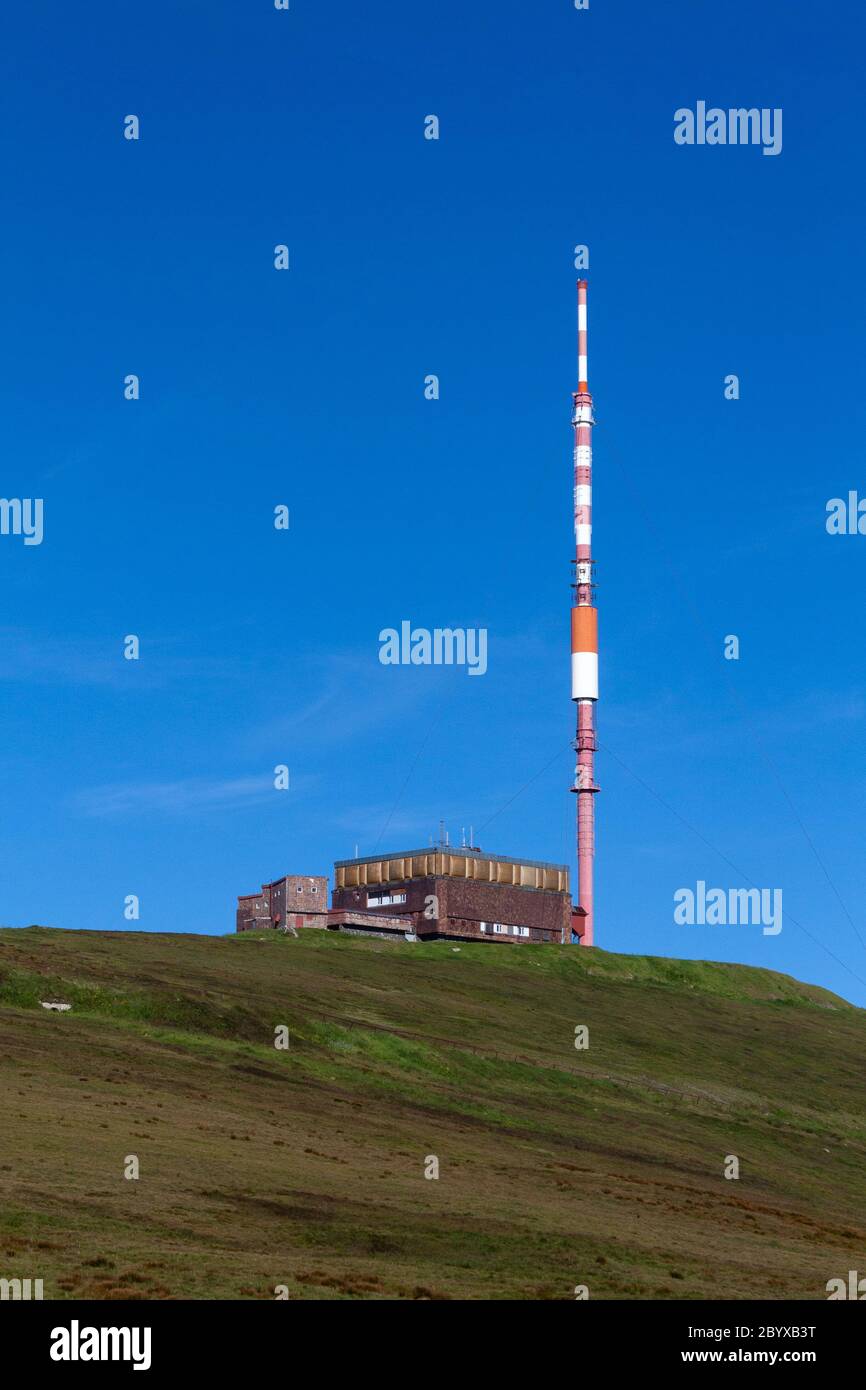 Un grande trasmettitore sulla parte superiore di Kráľova hoľa [mount], Slovacchia nel 2016. Foto Stock