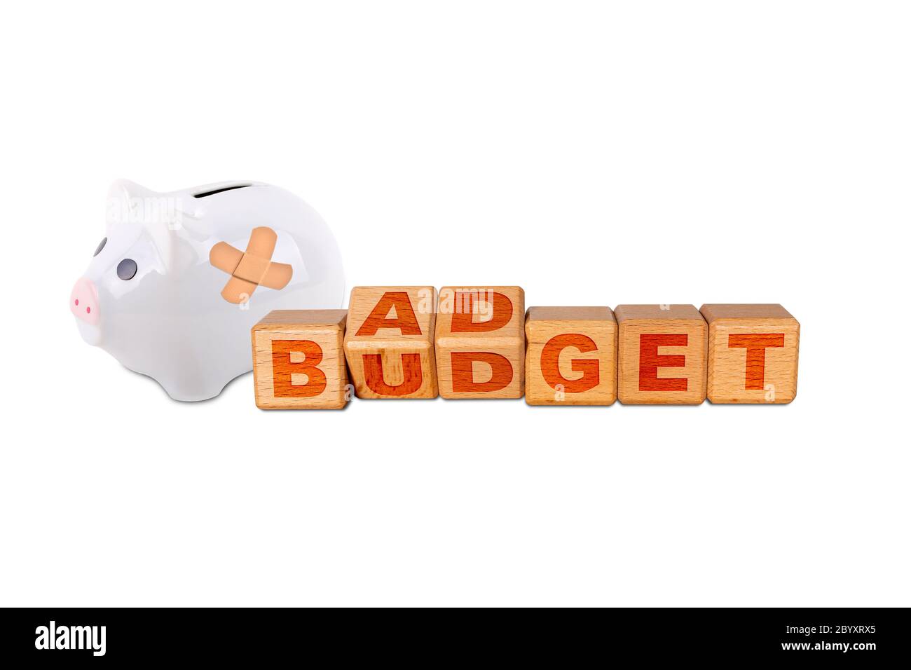 Bad Budget parola su blocchi cubici di alfabeto in legno inciso con gettone piggy banca. Foto Stock