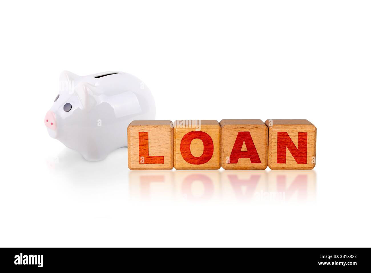 Concetto di prestito con parola incisa su blocchi cubici alfabetici in legno con gettone piggy banca isolata su sfondo bianco. Foto Stock