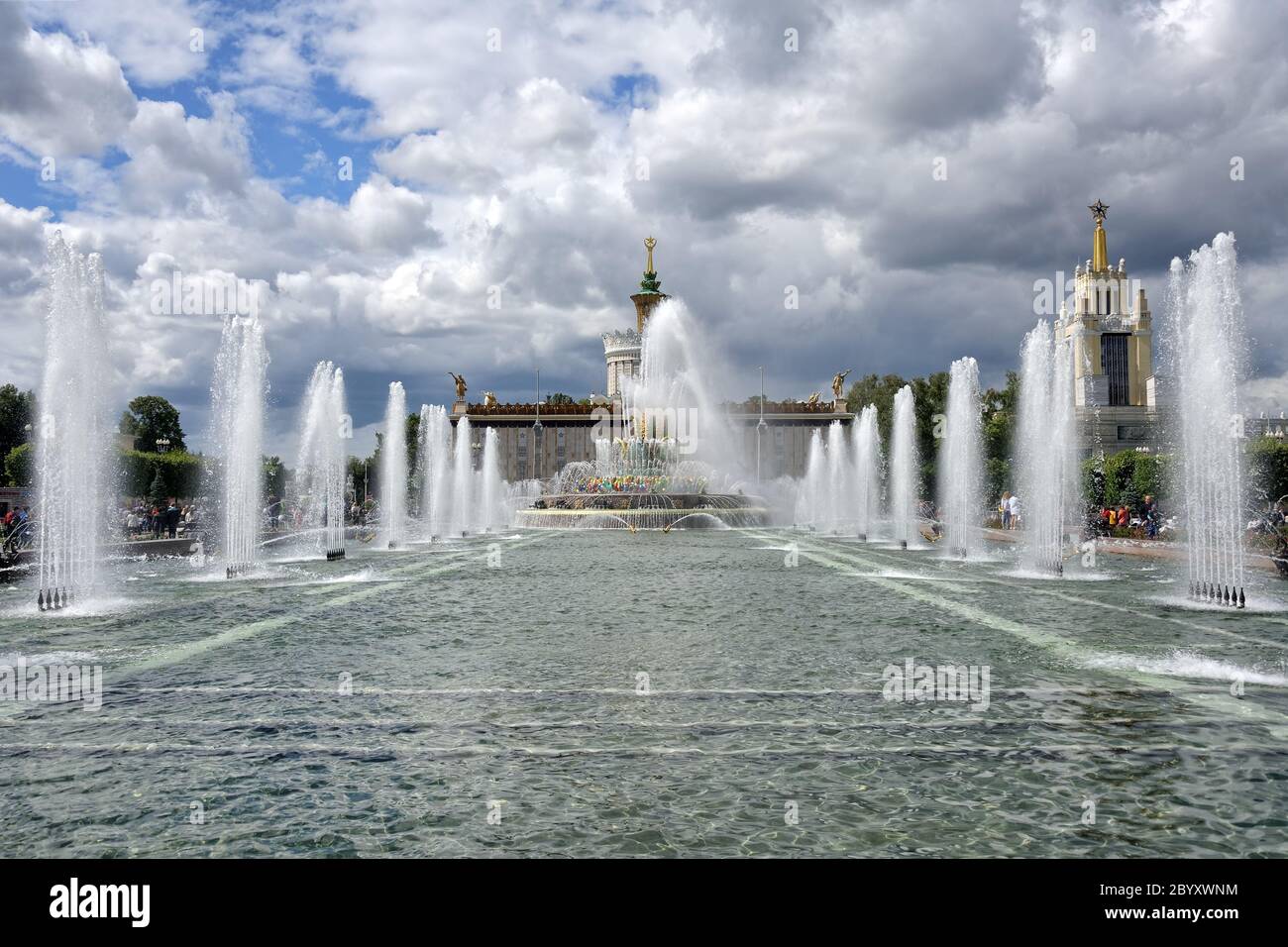 Getti d'acqua ghiacciati della fontana del fiore di pietra al parco VDNK a Mosca. Foto Stock