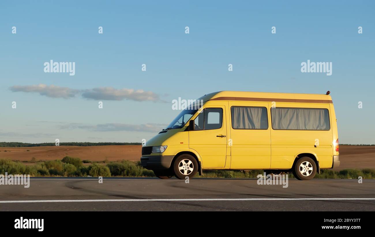 Consegna giallo minitruck Foto Stock