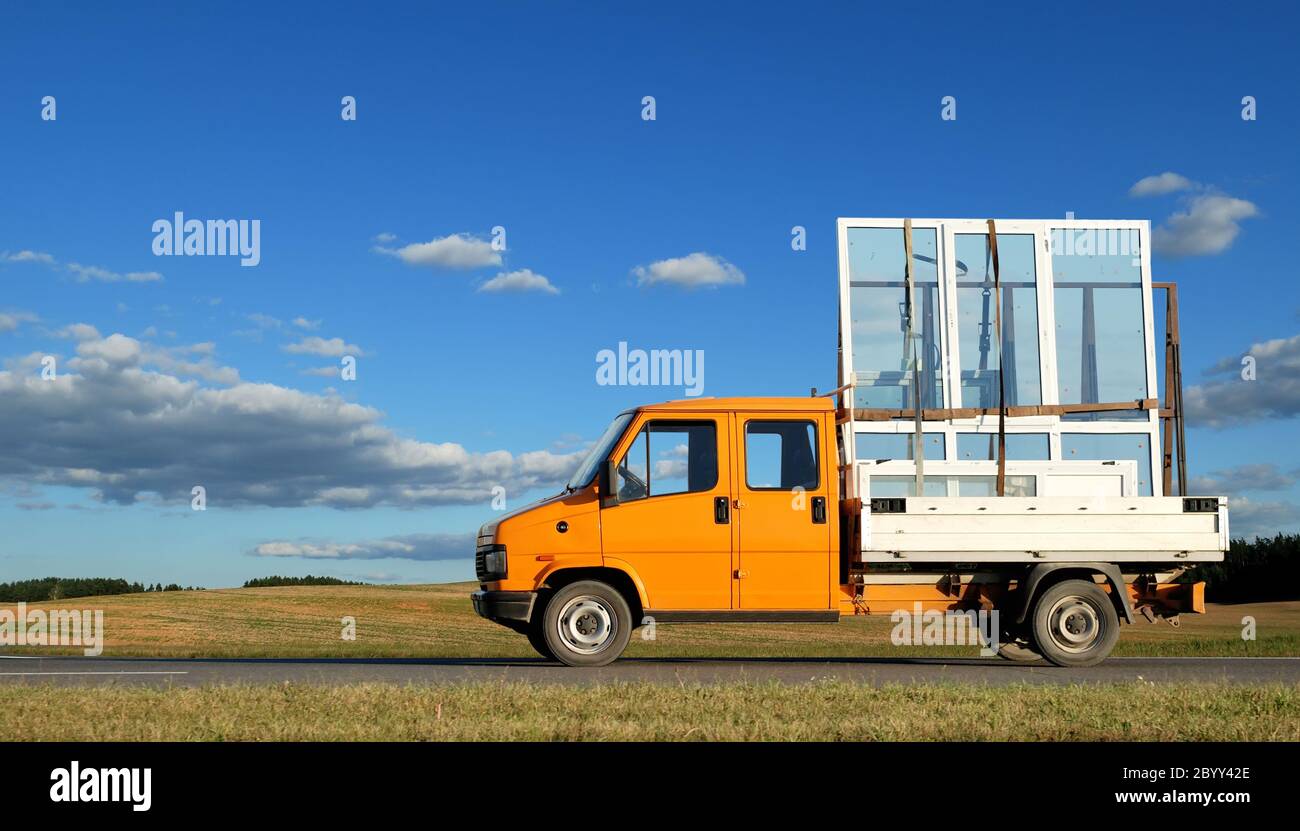 Carrello che eroga verricelli a doppio vetro Foto Stock