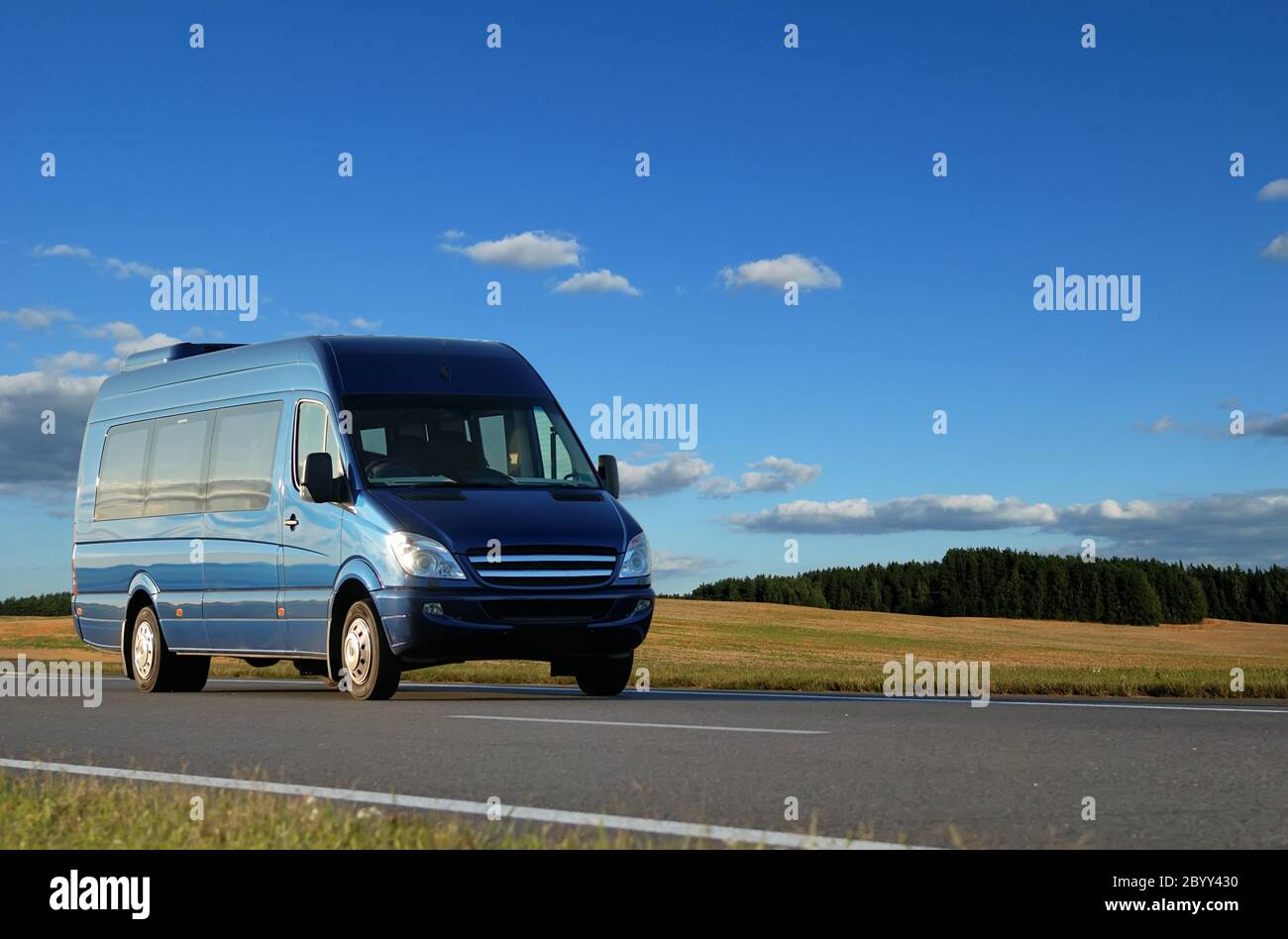 Minibus blu in autostrada Foto Stock