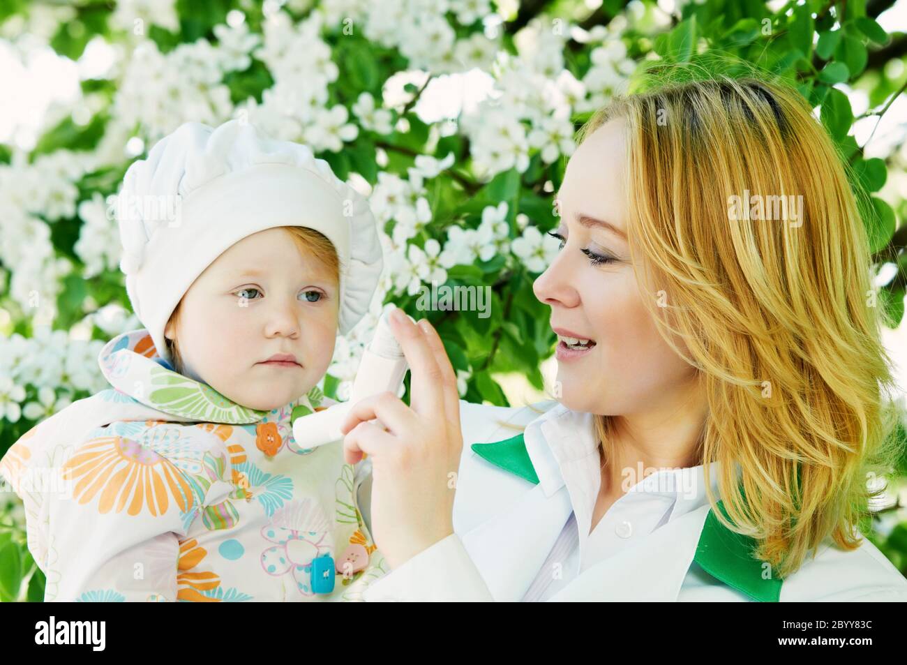 Bambino e medico con inalatore Foto Stock