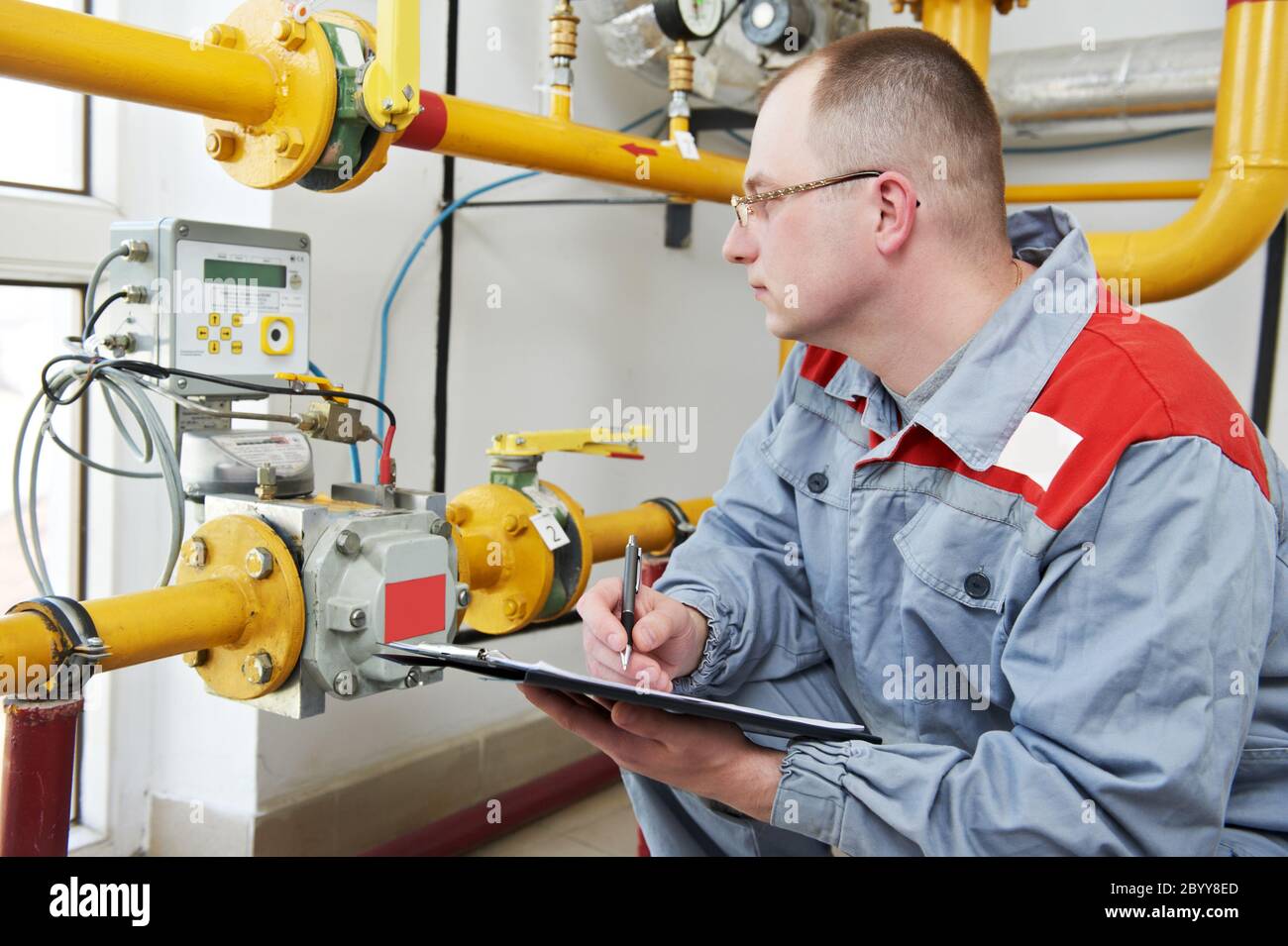 ingegnere del riscaldamento in locale caldaia Foto Stock