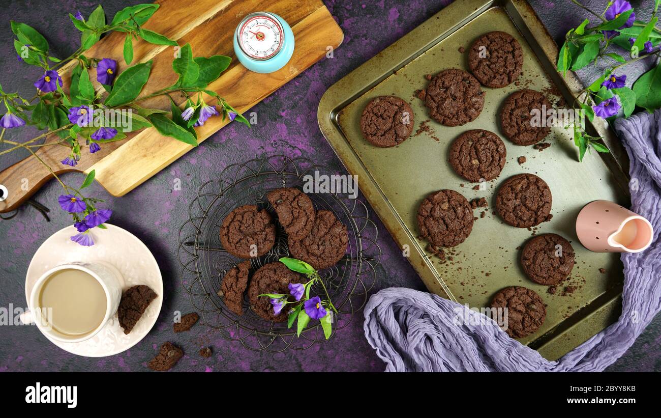 Cottura doppio chip di cioccolato biscotti fatti in casa concetto creativo piatto. Vista dall'alto. Foto Stock