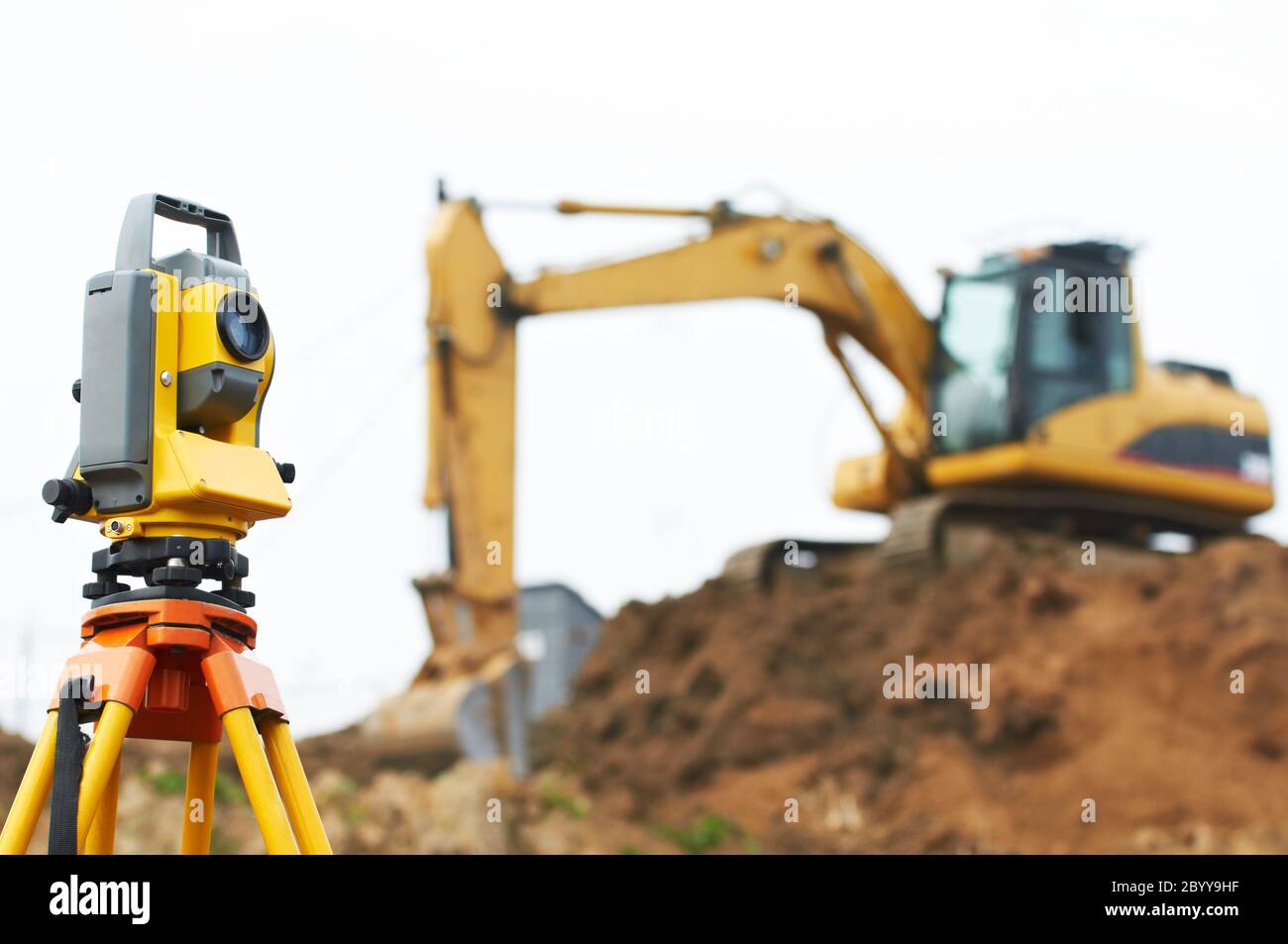 Teodolite Surveyor su treppiede Foto Stock